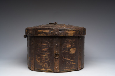 Coffre de voyage en bois courb&eacute; aux montures en fer forg&eacute;, Su&egrave;de, 18&egrave;me si&egrave;cle