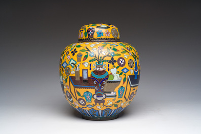 Een Chinese cloisonn&eacute; dekselpot met decor van antiquiteiten op gele fondkleur, 19de eeuw