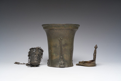 Mortier en bronze &agrave; d&eacute;cor de fleur-de-lys, probablement Nuremberg, une lampe &agrave; huile (diya) et un porte-lampe, 15&egrave;me si&egrave;cle et post&eacute;rieur