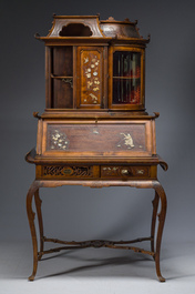 Gabriel Viardot (1830-1904, &agrave; la mani&egrave;re de): Vitrine dans le go&ucirc;t japonisant en bois sculpt&eacute; et incrust&eacute; d'os et de nacre, France, vers. 1900