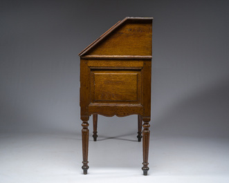 Secr&eacute;taire &agrave; abattant Louis XVI en ch&ecirc;ne &agrave; deux tiroirs, France, 18&egrave;me/19&egrave;me si&egrave;cle