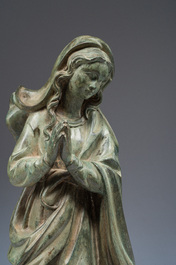 Europese school: Biddende Madonna, groengepatineerd brons op een ge&euml;boniseerd houten basis, 20ste eeuw