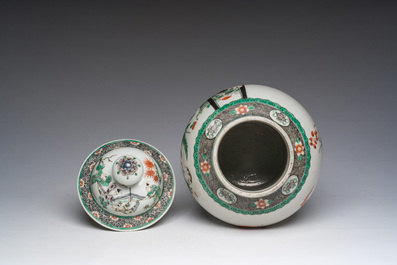 Vase couvert en porcelaine de Chine famille verte &agrave; d&eacute;cor de sc&egrave;nes anim&eacute;es et de chauves-souris, 19&egrave;me si&egrave;cle