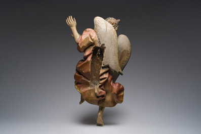 Grand ange en bois sculpt&eacute; et polychrom, Italie, 18&egrave;me si&egrave;cle et post&eacute;rieur