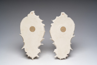 Enrico Braga (1841-1919, attribu&eacute; &agrave;): Paire de plaques en marbre moul&eacute; &agrave; d&eacute;cor de Cupidon et Psych&eacute; en relief, Italie, 20&egrave;me si&egrave;cle