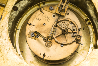 Pendule cartel de style Louis XVI en bronze dor&eacute; &agrave; d&eacute;cor de guirlandes, France, 19&egrave;me si&egrave;cle