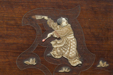 Gabriel Viardot (1830-1904, &agrave; la mani&egrave;re de): Vitrine dans le go&ucirc;t japonisant en bois sculpt&eacute; et incrust&eacute; d'os et de nacre, France, vers. 1900