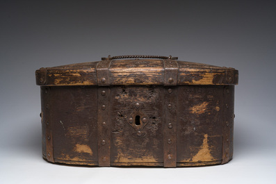 Coffre de voyage en bois courb&eacute; aux montures en fer forg&eacute;, Su&egrave;de, 18&egrave;me si&egrave;cle