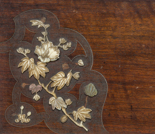 Gabriel Viardot (1830-1904, &agrave; la mani&egrave;re de): Vitrine dans le go&ucirc;t japonisant en bois sculpt&eacute; et incrust&eacute; d'os et de nacre, France, vers. 1900