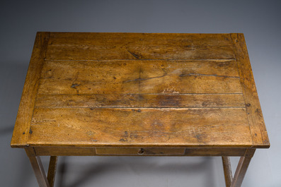 Table &agrave; &eacute;crire &agrave; un tiroir en ch&ecirc;ne, France, 18&egrave;me si&egrave;cle