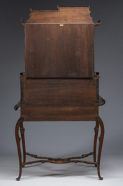 Gabriel Viardot (1830-1904, &agrave; la mani&egrave;re de): Vitrine dans le go&ucirc;t japonisant en bois sculpt&eacute; et incrust&eacute; d'os et de nacre, France, vers. 1900