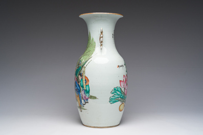 Vase en porcelaine de Chine famille rose &agrave; double d&eacute;cor de figures dans un jardin et d'antiquit&eacute;s, 19&egrave;me/20&egrave;me si&egrave;cle