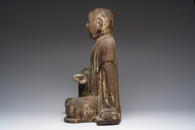 Sculpture de Luohan en bois sculpt&eacute; avec des traces de polychromie, 19&egrave;me si&egrave;cle