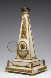 Rare pendule en forme d'ob&eacute;lisque surmont&eacute;e d'un aigle en marbre blanc aux montures en bronze dor&eacute;, France, fin du 19&egrave;me si&egrave;cle