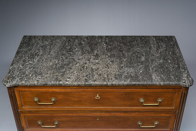 Commode de style Louis XVI en bois aux montures en bronze et plateau en marbre vein&eacute; gris, France, fin du 19&egrave;me si&egrave;cle