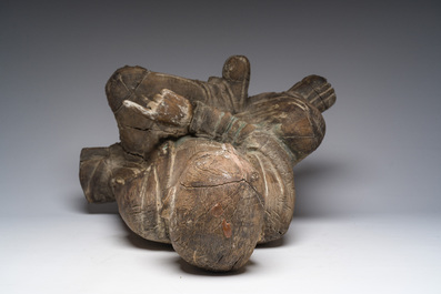 Sculpture de Luohan en bois sculpt&eacute; avec des traces de polychromie, 19&egrave;me si&egrave;cle