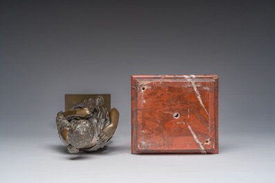 Naar de antieken: Diana van Gabii, bruin gepatineerd brons op een roodmarmeren sokkel, 19de eeuw