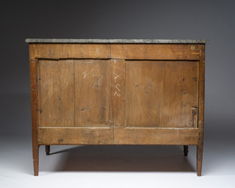 Commode de style Louis XVI en bois aux montures en bronze et plateau en marbre vein&eacute; gris, France, fin du 19&egrave;me si&egrave;cle