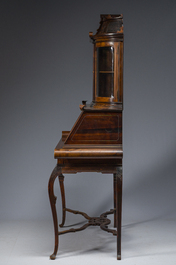 Gabriel Viardot (1830-1904, &agrave; la mani&egrave;re de): Vitrine dans le go&ucirc;t japonisant en bois sculpt&eacute; et incrust&eacute; d'os et de nacre, France, vers. 1900