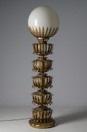 Maison Jansen (attribu&eacute; &agrave;): Lampe &agrave; poser en m&eacute;tal dor&eacute; surmont&eacute;e d'un globe lumineux, France, milieu du 20&egrave;me si&egrave;cle