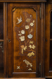 Gabriel Viardot (1830-1904, &agrave; la mani&egrave;re de): Vitrine dans le go&ucirc;t japonisant en bois sculpt&eacute; et incrust&eacute; d'os et de nacre, France, vers. 1900