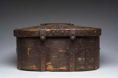Coffre de voyage en bois courb&eacute; aux montures en fer forg&eacute;, Su&egrave;de, 18&egrave;me si&egrave;cle
