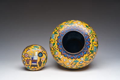 Een Chinese cloisonn&eacute; dekselpot met decor van antiquiteiten op gele fondkleur, 19de eeuw