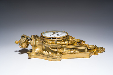 Pendule cartel de style Louis XVI en bronze dor&eacute; &agrave; d&eacute;cor de guirlandes, France, 19&egrave;me si&egrave;cle