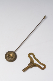 Rare pendule en forme d'ob&eacute;lisque surmont&eacute;e d'un aigle en marbre blanc aux montures en bronze dor&eacute;, France, fin du 19&egrave;me si&egrave;cle