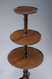 Twee Engelse mahoniehouten dumbwaiter met drie niveau's, 19de/20ste eeuw