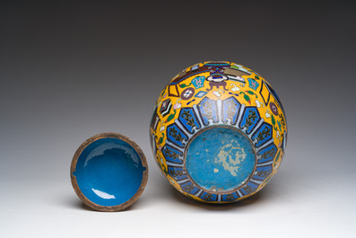 Een Chinese cloisonn&eacute; dekselpot met decor van antiquiteiten op gele fondkleur, 19de eeuw