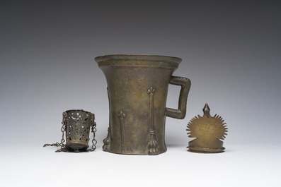 Mortier en bronze &agrave; d&eacute;cor de fleur-de-lys, probablement Nuremberg, une lampe &agrave; huile (diya) et un porte-lampe, 15&egrave;me si&egrave;cle et post&eacute;rieur