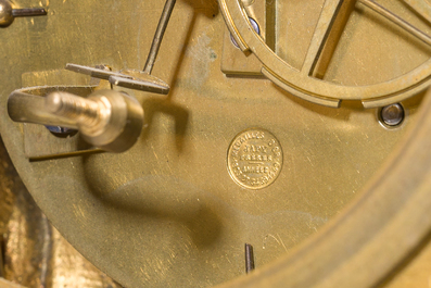 Een Franse verguld bronzen mantelklok bekroond met Leda en de zwaan, 19de eeuw