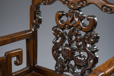 Chaise en bois dur sculpt&eacute; et ajour&eacute;, Chine, 20&egrave;me si&egrave;cle