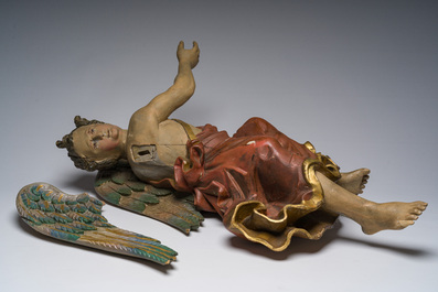 Grand ange en bois sculpt&eacute; et polychrom, Italie, 18&egrave;me si&egrave;cle et post&eacute;rieur