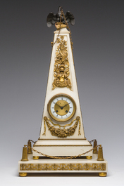 Rare pendule en forme d'ob&eacute;lisque surmont&eacute;e d'un aigle en marbre blanc aux montures en bronze dor&eacute;, France, fin du 19&egrave;me si&egrave;cle