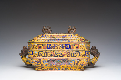 Een grote rechthoekige Chinese cloisonn&eacute; dekselkom met gele fondkleur, 19de eeuw