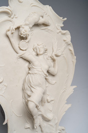Enrico Braga (1841-1919, attribu&eacute; &agrave;): Paire de plaques en marbre moul&eacute; &agrave; d&eacute;cor de Cupidon et Psych&eacute; en relief, Italie, 20&egrave;me si&egrave;cle