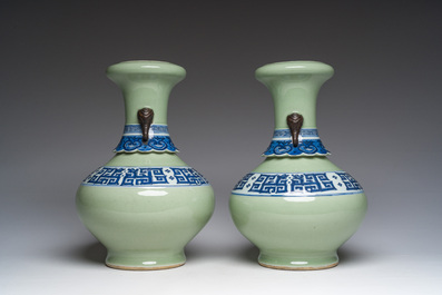 Paire de vases en porcelaine de Chine bleu et blanc sur fond c&eacute;ladon &agrave; d&eacute;cor de dragons 'kui', 19&egrave;me/20&egrave;me si&egrave;cle