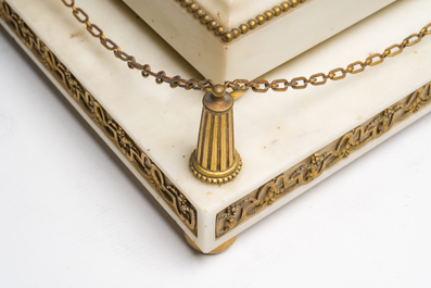 Rare pendule en forme d'ob&eacute;lisque surmont&eacute;e d'un aigle en marbre blanc aux montures en bronze dor&eacute;, France, fin du 19&egrave;me si&egrave;cle