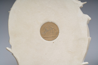 Enrico Braga (1841-1919, attribu&eacute; &agrave;): Paire de plaques en marbre moul&eacute; &agrave; d&eacute;cor de Cupidon et Psych&eacute; en relief, Italie, 20&egrave;me si&egrave;cle