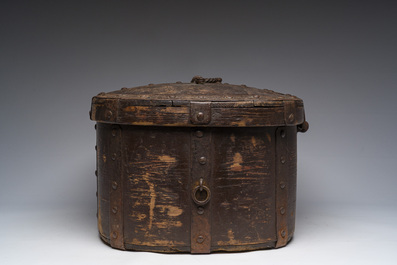 Coffre de voyage en bois courb&eacute; aux montures en fer forg&eacute;, Su&egrave;de, 18&egrave;me si&egrave;cle