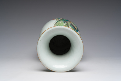 Een Chinese famille rose vaas met een dubbel decor van figuren in een tuin en antiquiteiten, 19de/20ste eeuw