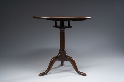 Table d'appoint ronde de type 'bird cage' &agrave; trois pieds en acajou, Angleterre, 19&egrave;me si&egrave;cle