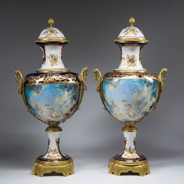 Een paar zeer grote S&egrave;vres-stijl porseleinen vazen met vergulde monturen, 20ste eeuw