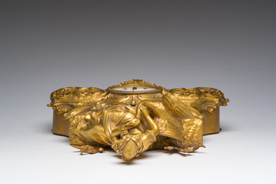Een Franse verguld bronzen mantelklok bekroond met Leda en de zwaan, 19de eeuw