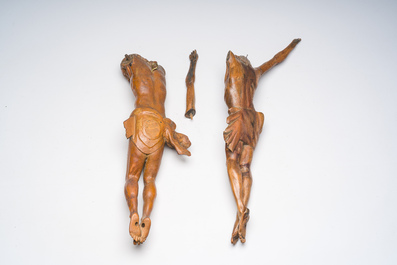 Paire de cariatides en bois patin&eacute; et deux Corpi Christi, 17&egrave;me si&egrave;cle et post&eacute;rieur