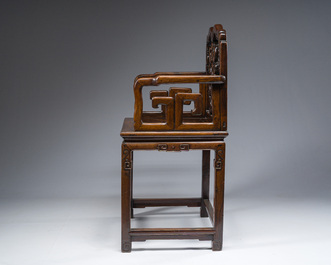 Chaise en bois dur sculpt&eacute; et ajour&eacute;, Chine, 20&egrave;me si&egrave;cle