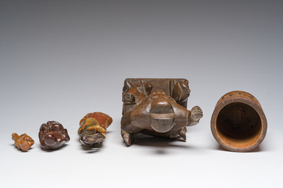 Een diverse collectie Chinese houten objecten en een Shou Lao sculptuur in hoorn, 19de/20ste eeuw