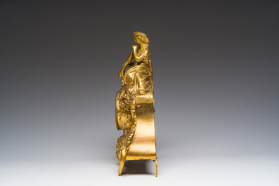 Een Franse verguld bronzen mantelklok bekroond met Leda en de zwaan, 19de eeuw